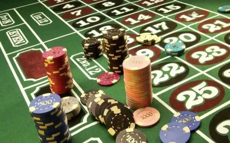 Người dùng đang kiểm tra lịch sử kết quả cược trên màn hình điện thoại